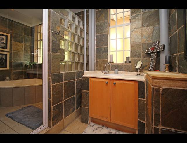 2 BEDROOM APARTMENT FOR SALE IN HOUGHTON ESTATE